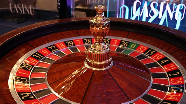 ingatbola live dealer table with professional croupier